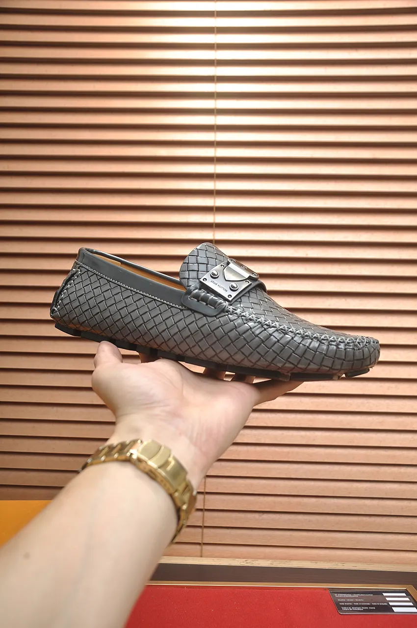 Men's men's shoes💰460💶 [LV Doudou shoes] (water-dyed cowhide lining) new model is on the market, available on the official website. The new Doudou shoes are processed into single-color materials, and the uppers are made of imported woven cowhide material. The body of the shoe is fully hemmed with mark thread, and is lined with imported original cowhide leather. The elegant shoe shape is super suitable for all-matching, and the size is 38-44.